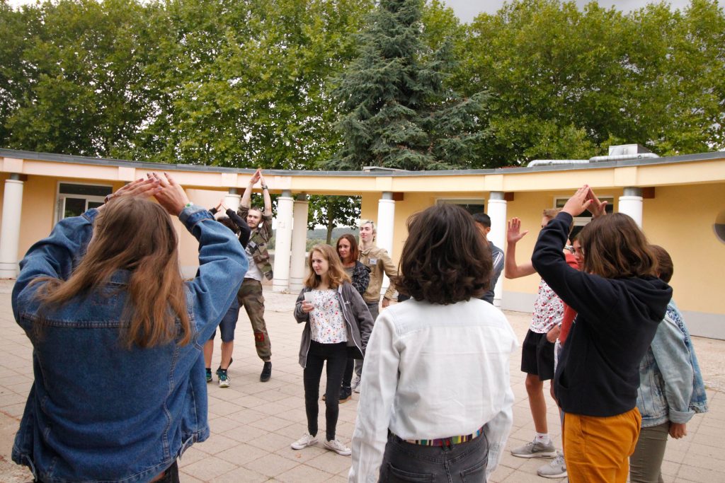 photo de personnes qui jouent à l'université d'été 